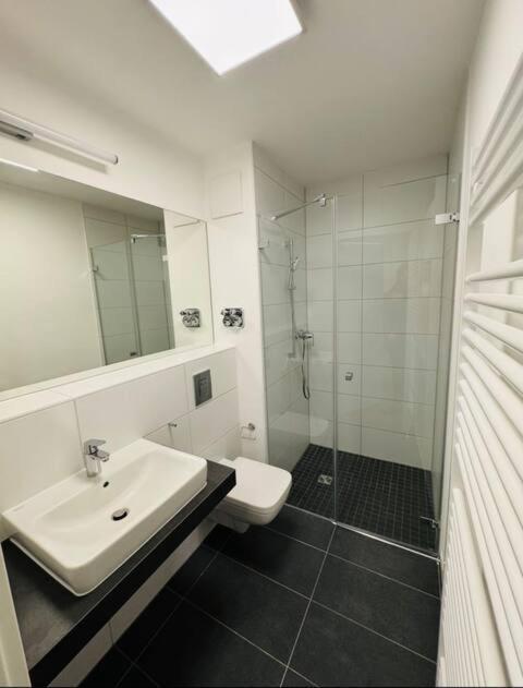 Modernes Apartment, Perfekte Lage In Berlin-adlershof *